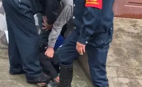 药厂战手足无措，被对手踩在脚底下